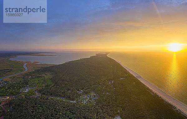 Polen  Pommern  Leba  Luftaufnahme der Küstenlinie im Slowinski-Nationalpark bei Sonnenuntergang