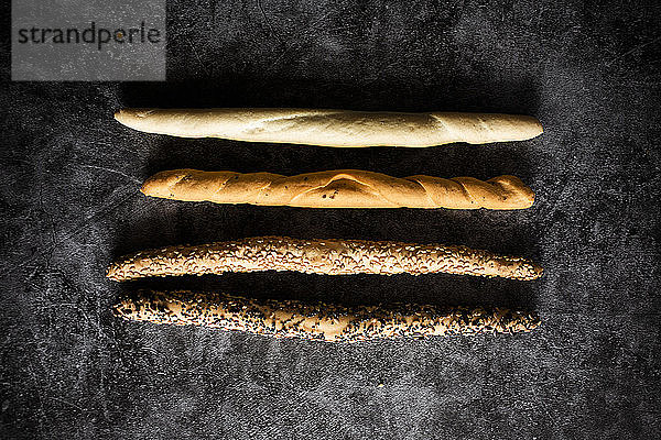 Studioaufnahme von vier verschiedenen Arten von italienischen Grissini-Brotstangen