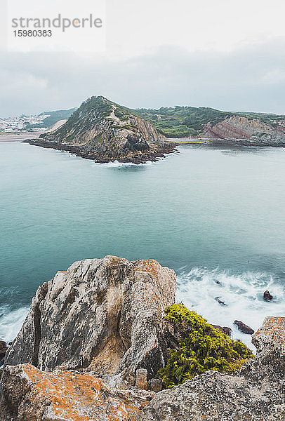 Felsige Küstenlinie  Peniche  Portugal