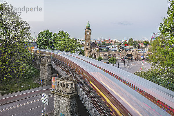 Deutschland  Hamburg  Unscharfe Bewegung der Hochbahn beim Passieren der St. Pauli Piers