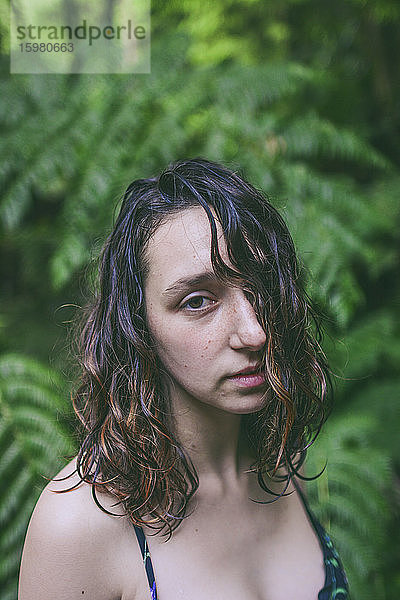 Porträt einer schönen jungen Frau mit nassem Haar  Insel Sao Miguel  Azoren  Portugal