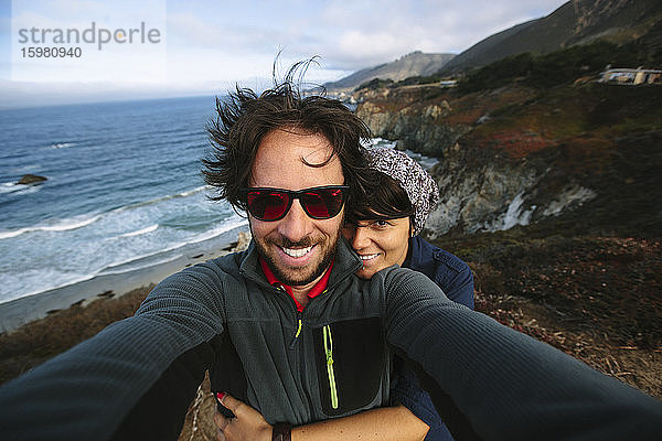USA  Kalifornien  Pärchen macht Selfie an der Pazifikküste