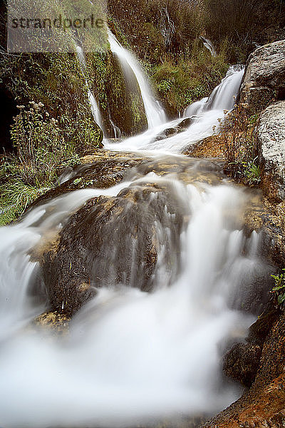 Spanien  Provinz Guadalajara  Langzeitbelichtung eines Wasserfalls im Naturschutzgebiet Alto Tajo
