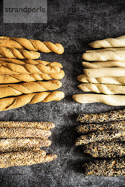 Studioaufnahme von vier verschiedenen Arten von italienischen Grissini-Brotstangen