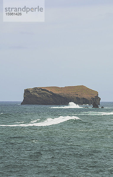 Felseninsel im Atlantik  Ponta da Ferraria  Insel Sao Miguel  Azoren  Portugal