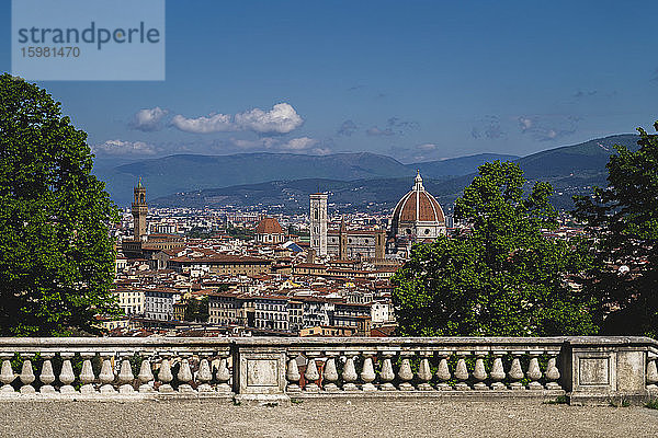 Italien  Toskana  Florenz  Kuppel der Kathedrale Santa Maria del Fiore und Gebäude in der Altstadt inmitten einer Coronavirus-Pandemie