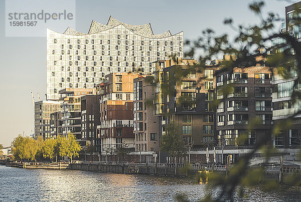 Deutschland  Hamburg  Häuser am Fluss vor der Elbphilharmonie