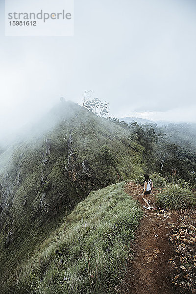 Sri Lanka  Provinz Uva  Ella  Wanderin auf dem Little Adams Peak