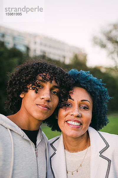 Nahaufnahme von Mutter und Sohn mit lockigem Haar im Park