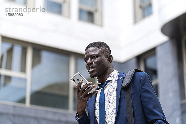 Porträt eines Geschäftsmannes mit Mobiltelefon