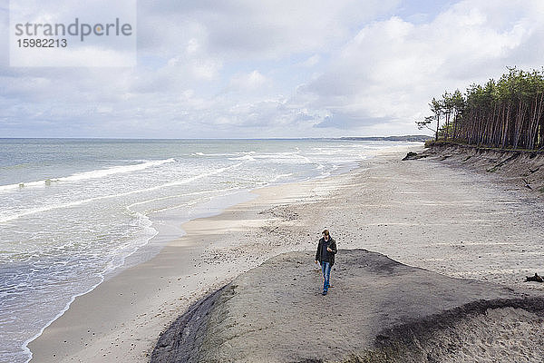 Russland  Kaliningrader Gebiet  Selenogradsk  Mann spaziert am Sandstrand der Ostseeküste