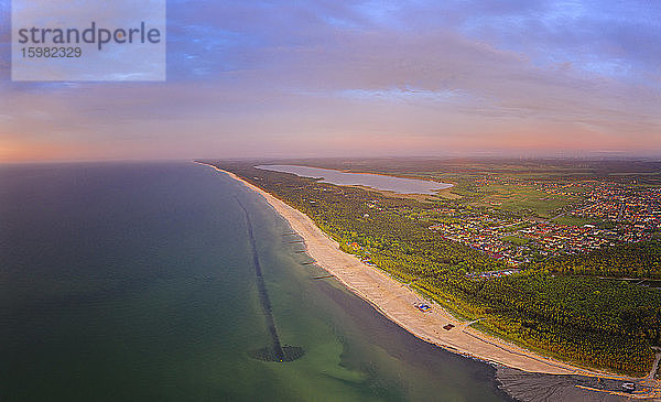 Polen  Pommern  Leba  Luftaufnahme der Küstenlinie im Slowinski-Nationalpark bei Sonnenuntergang