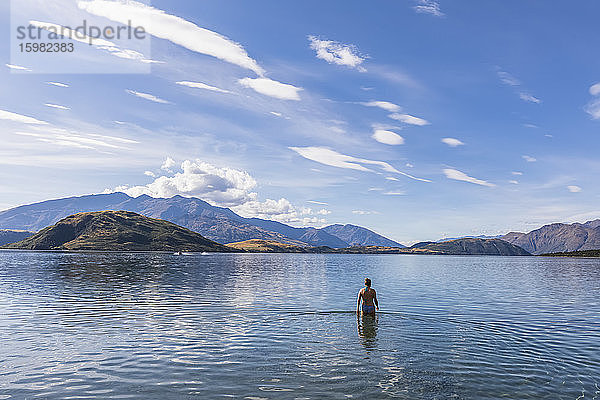 Neuseeland  Queenstown-Lakes District  Glendhu Bay  Touristin steht hüfttief im Lake Wanaka