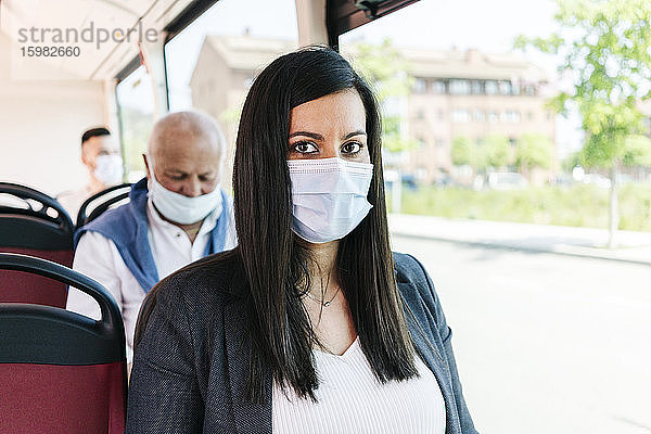 Porträt einer Frau mit Schutzmaske in einem öffentlichen Bus  Spanien