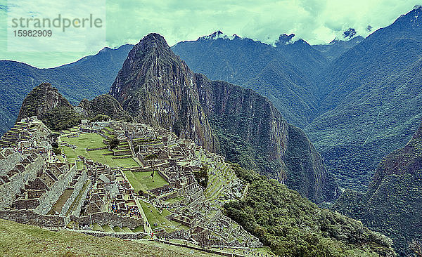 Peru  Machu Pichu  Blick auf Wayna Picchu und Ruinen eines Aztekendorfes