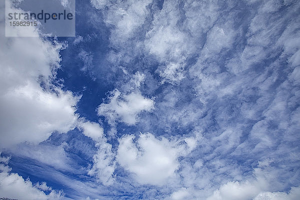 Weiße Wolken am blauen Himmel