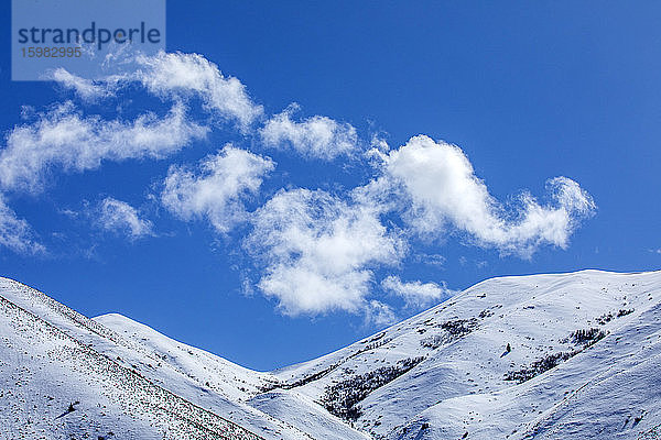 USA  Idaho  Sun Valley  Wolken über schneebedeckten Berggipfeln