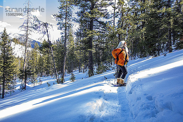 USA  Idaho  Sun Valley  Frau beim Schneeschuhwandern in Winterlandschaft