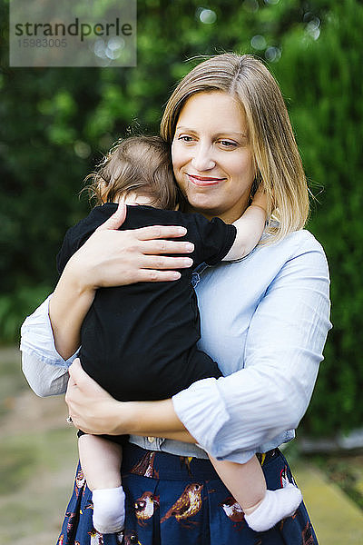 Porträt einer Mutter mit einer kleinen Tochter (12-17 Monate)