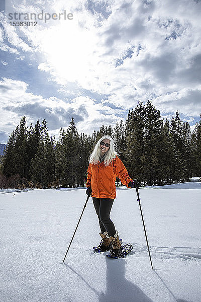 USA  Idaho  Sun Valley  Frau beim Schneeschuhwandern in Winterlandschaft