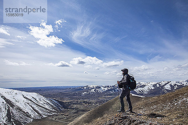 USA  Idaho  Bellevue  älterer Mann beim Wandern in den Bergen