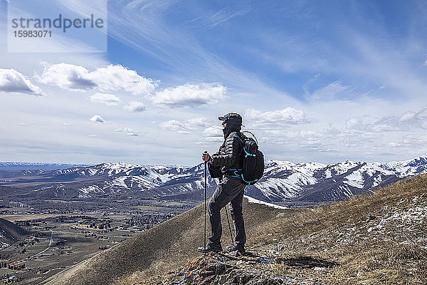 USA  Idaho  Bellevue  Mann betrachtet Landschaft von Berggipfel