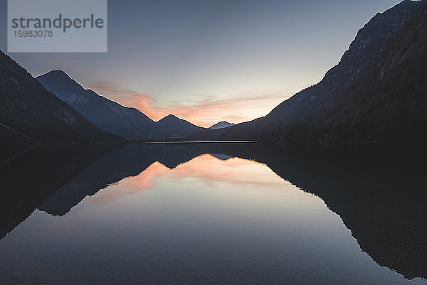 Österreich  Plansee  Heiterwangersee in den österreichischen Alpen im Sonnenaufgang