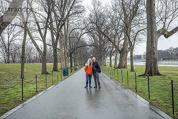 USA  Washington D.C.  Älteres Ehepaar posiert für ein Foto im Park