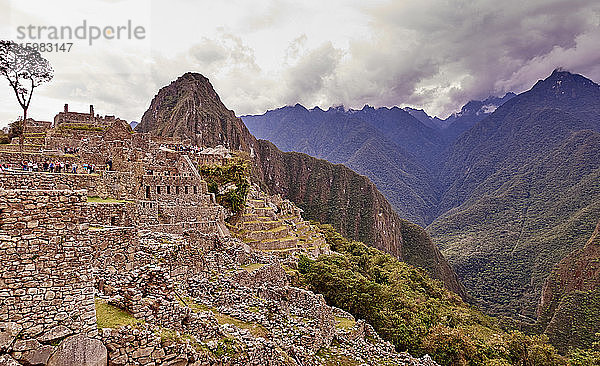 Peru  Machu Pichu  Machu Picchu und Ruinen eines Aztekendorfes