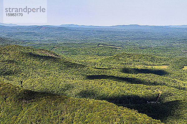 USA  Virginia  Blueridge Parkway  Landschaft vom Ravens Roost Overlook aus gesehen