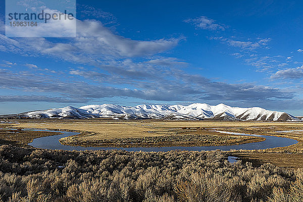 USA  Idaho  Sun Valley  Landschaft mit Altarm und schneebedeckten Bergen im Hintergrund