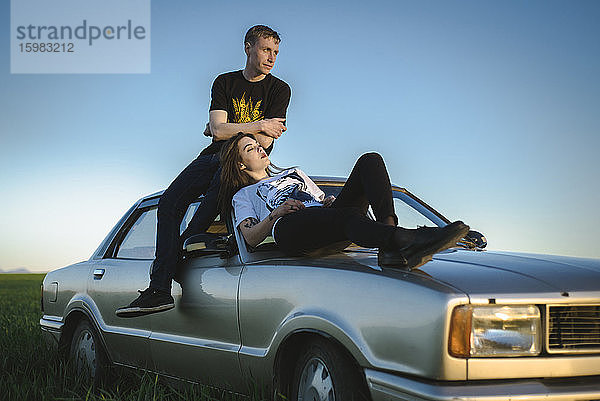 Ukraine  Krim  Ehepaar sitzt auf altmodischem Auto in ländlicher Umgebung