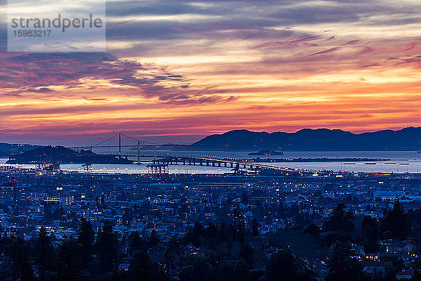 USA  Kalifornien  San Francisco  Dramatischer Sonnenuntergang über der Stadt