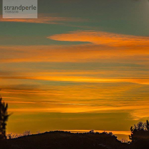 USA  Idaho  Boise  Oranger Sonnenuntergang über dem Hügel