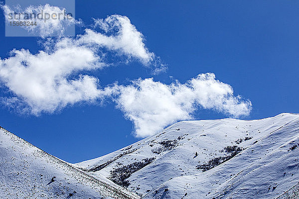 USA  Idaho  Sun Valley  Wolken über schneebedeckten Berggipfeln