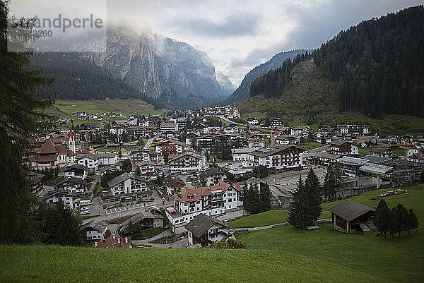 Italien  St. Ulrich  Szenische Ansicht eines Dorfes in den Dolomiten