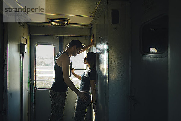 Junges Paar flirtet im Zug