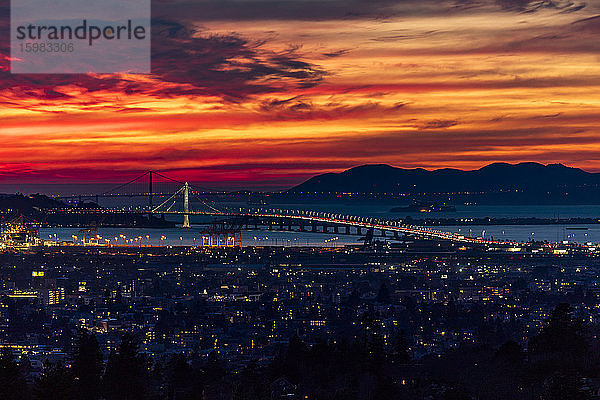 USA  Kalifornien  San Francisco  Dramatischer Sonnenuntergang über der Stadt