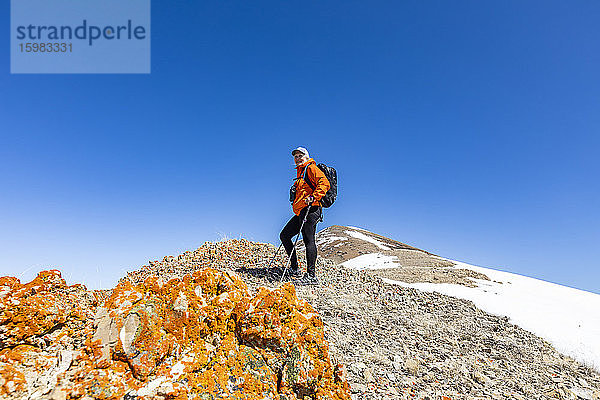 USA  Idaho  Bellevue  Seniorin beim Wandern in den Bergen