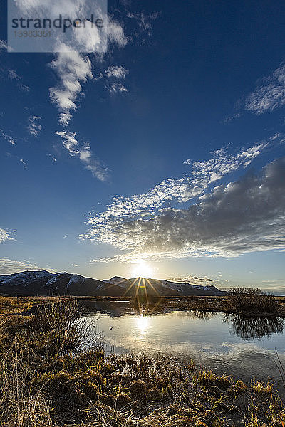 USA  Idaho  Sun Valley  Sonnenaufgang spiegelt sich im Wasser