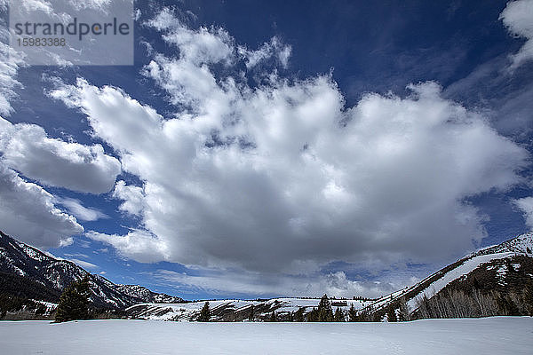 USA  Idaho  Sun Valley  Wolken über verschneiten Bergen