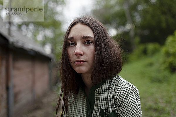 Russland  Omsk  Porträt einer jungen Frau mit braunen Haaren