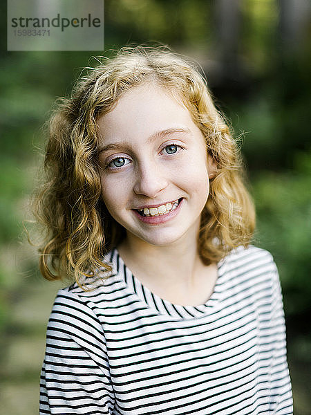 Porträt eines lächelnden Mädchens (12-13)