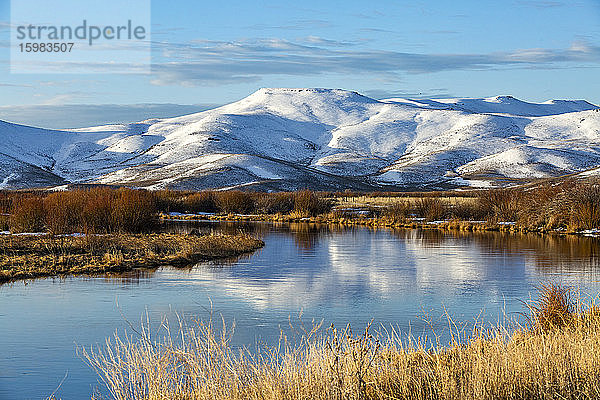 USA  Idaho  Sun Valley  Landschaft mit Fluss und schneebedeckten Bergen