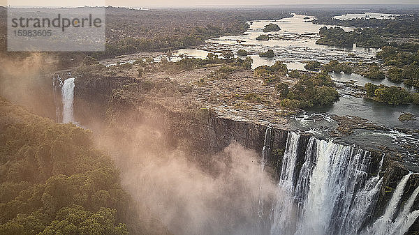 Luftaufnahme der Victoriafälle bei Sonnenuntergang  Simbabwe