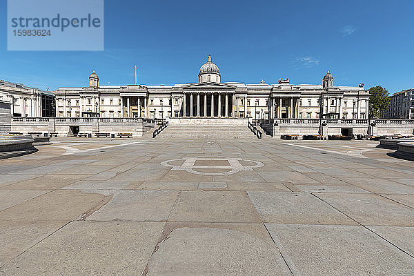 UK  London  Trafalgar Square und das Gebäude der National Gallery an einem sonnigen Tag