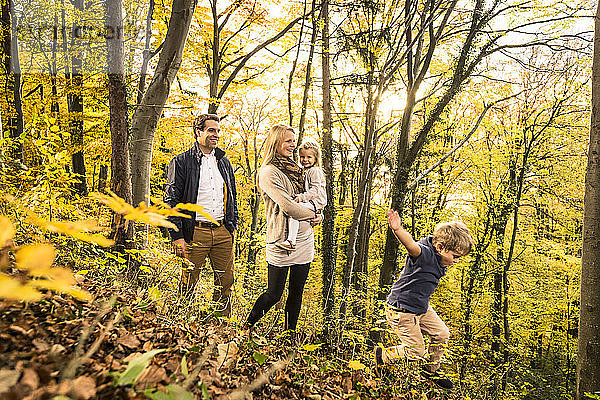 Familie genießt im Wald im Herbst