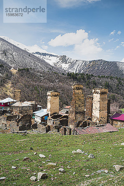 Georgien  Swanetien  Ushguli  Türme eines mittelalterlichen Bergdorfes