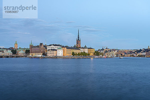 Schweden  Sodermanland  Stockholm  Riddarholmen und Malaren See in der Abenddämmerung