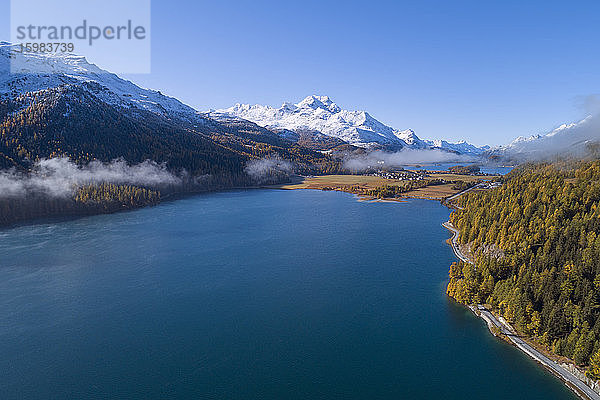 Schweiz  Kanton Graubünden  St. Moritz  Drohnenansicht des Silvaplanasees und des Silsersees im Herbst